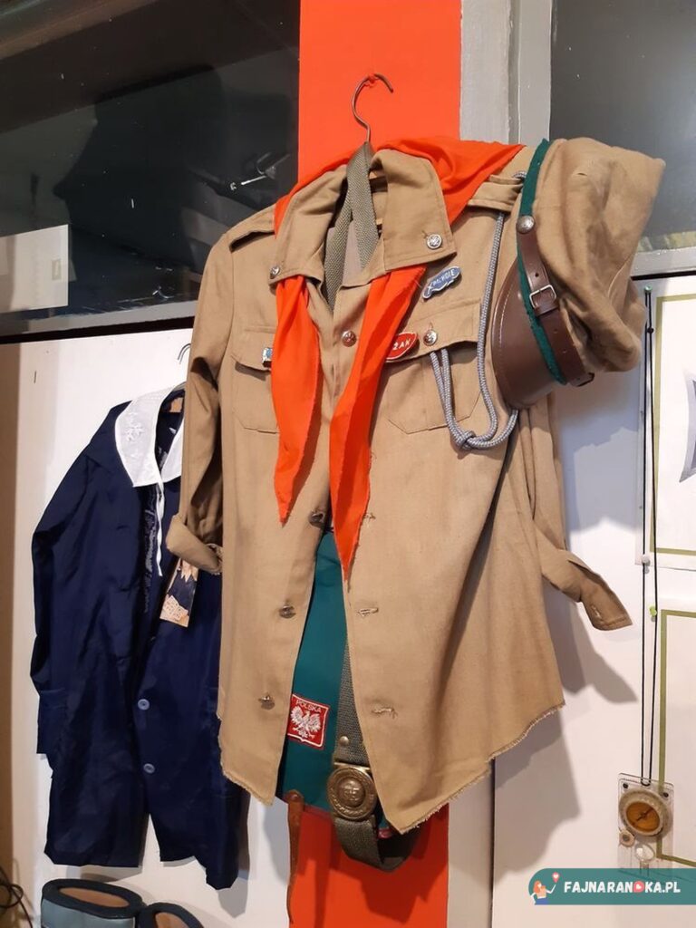 Harcerski mundur z czasów PRL w Muzeum Sentymentów w Kowarach.