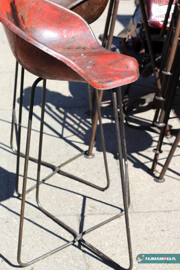 Hokery z siedzeń traktora metalowe nogi na Jarmarku Dominikańskim.