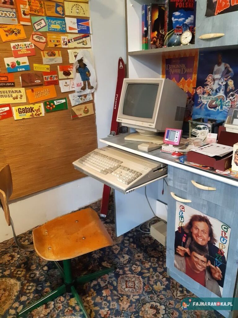 Kącik komputerowy z czasów PRL w Muzeum Sentymentów w Kowarach.