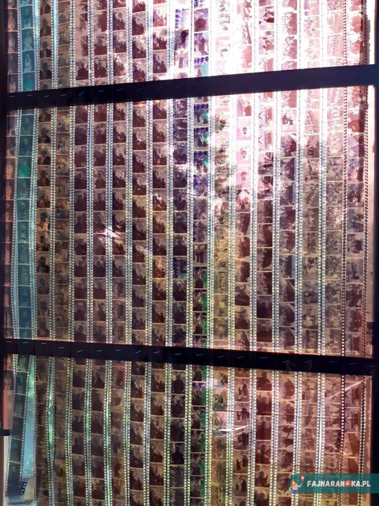 Klisze z czasów PRL w Muzeum Sentymentów w Kowarach.