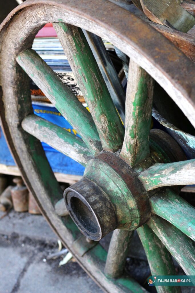 Koła wozu na Jarmarku Dominikańskim.
