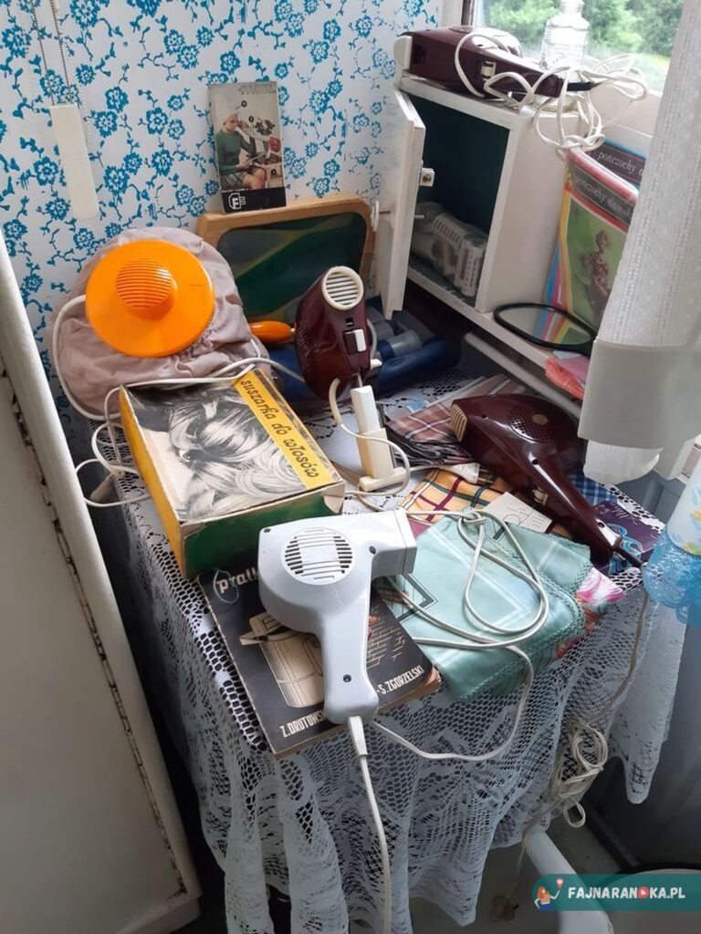 Kolekcja suszarek z czasów PRL Muzeum Sentymentów w Kowarach.