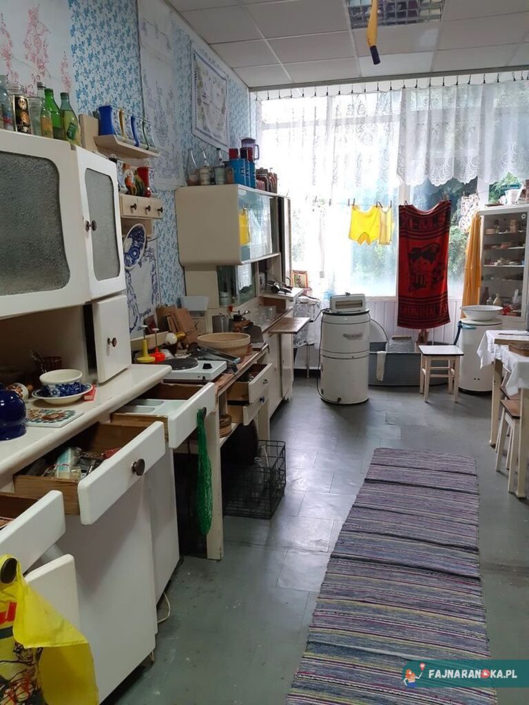 Kuchnia PRL w Muzeum Sentymentów w Kowarach.