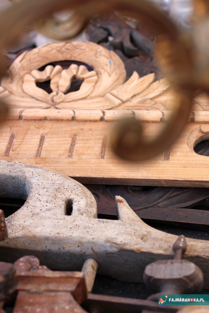 Leciwe drewniane portale szaf na Jarmarku Dominikańskim.