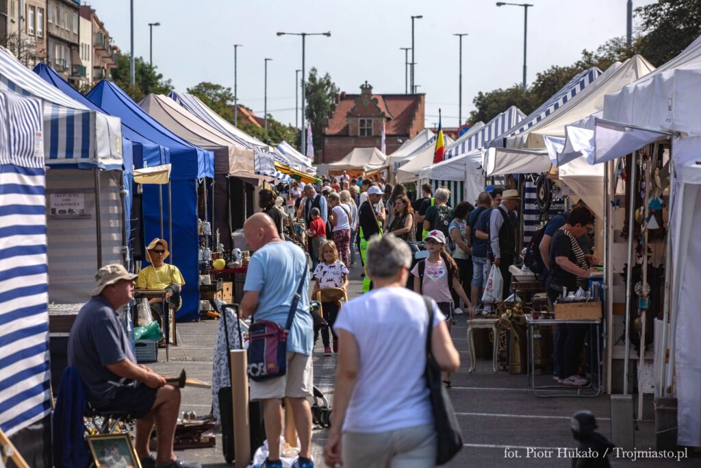 Między straganami na targu staroci podczas Jarmarku Dominikańskiego w Gdańsku.