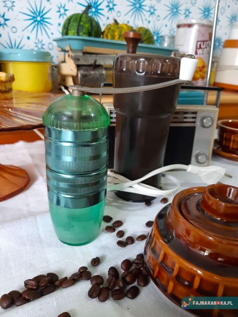 Młynek do kawy lub pieprzu z czasów PRL w Muzeum Sentymentów w Kowarach.