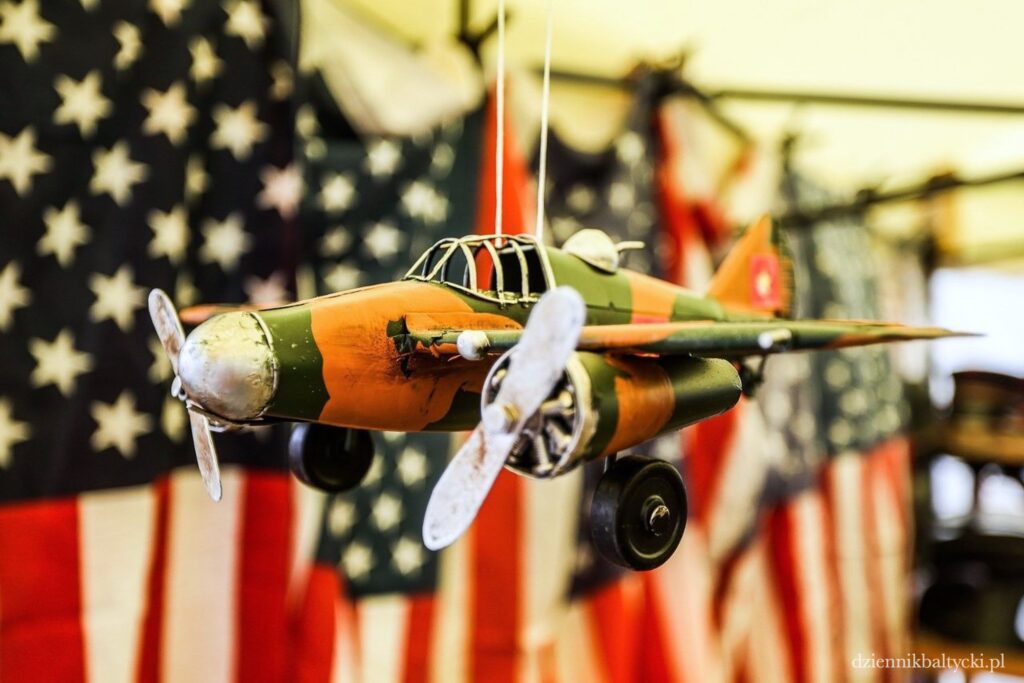 Modele samolotów oraz pamiątki wojenne czekają na targu staroci podczas Jarmarku Dominikańskiego w Gdańsku.