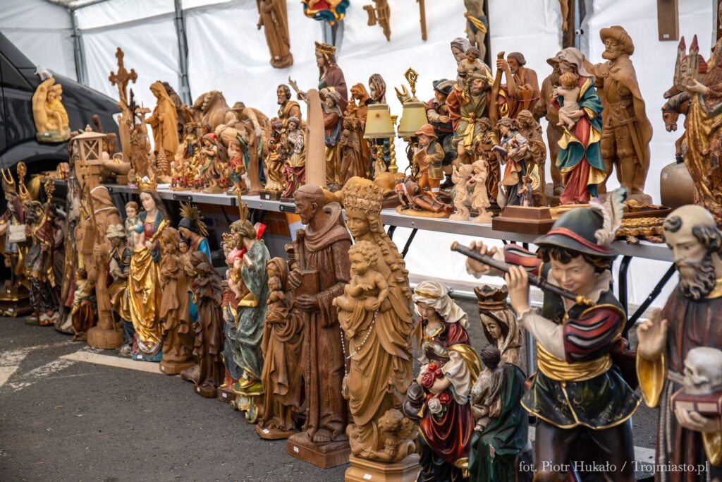 Na Jarmarku Dominikańskim i targu staroci znajdziecie wiele drewnianych rzeźb.