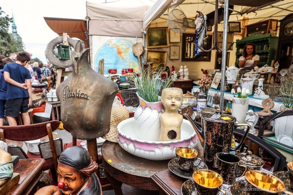 Na Jarmarku Dominikańskim w Gdańsku na targu staroci.