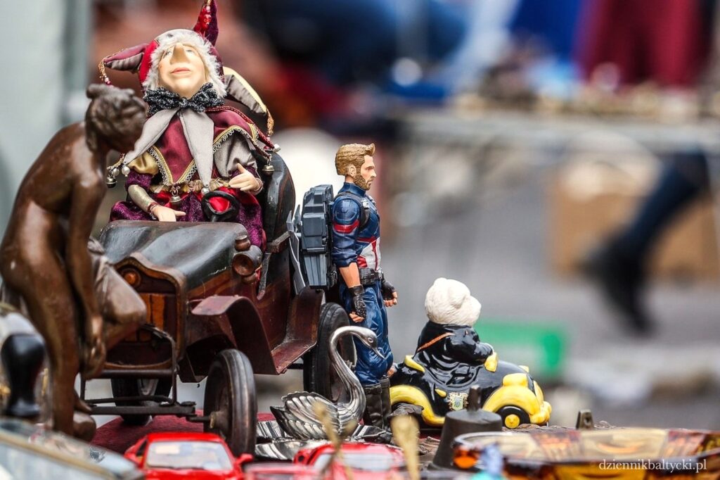 Na dominikańskim targu staroci w Gdańsku figurki postaci z komiksów stoją w jednym rzędzie z pajacykami.