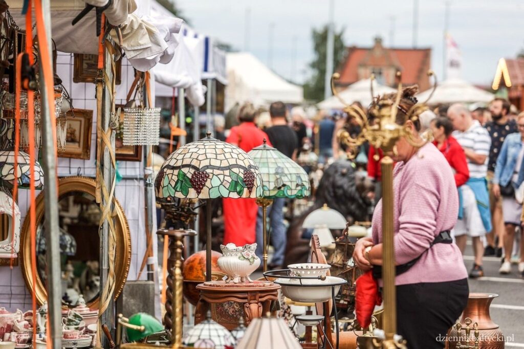 Na targu staroci podczas Jarmarku Dominikańskiego w Gdańsku znajdziemy też lampy witrażowe tiffany.