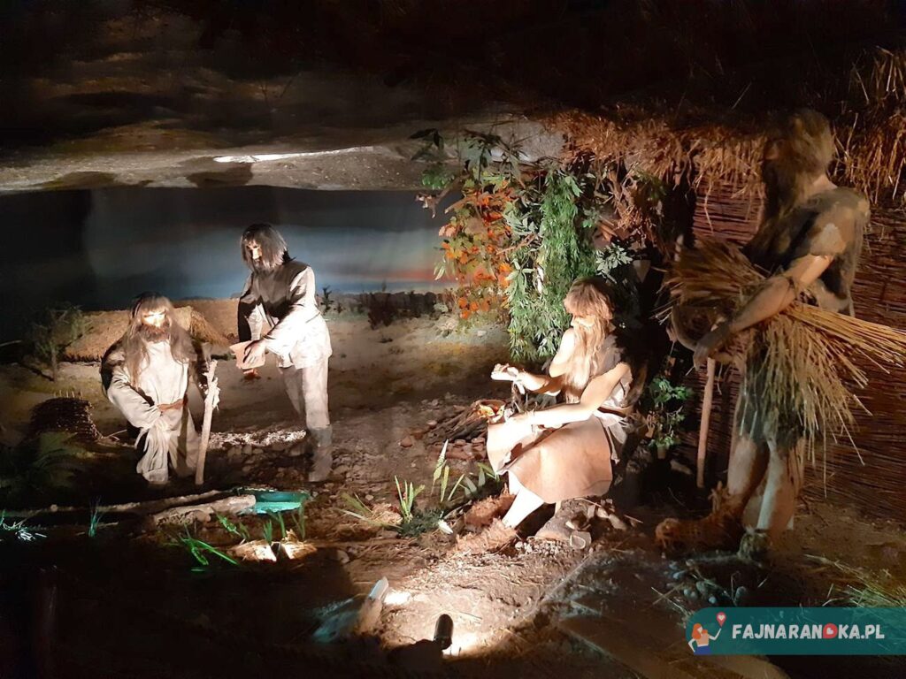 Neolityczna warzelnia soli sprzed 6 tys. lat. rekonstrukcja przygotowana w Kopalni Wieliczka.