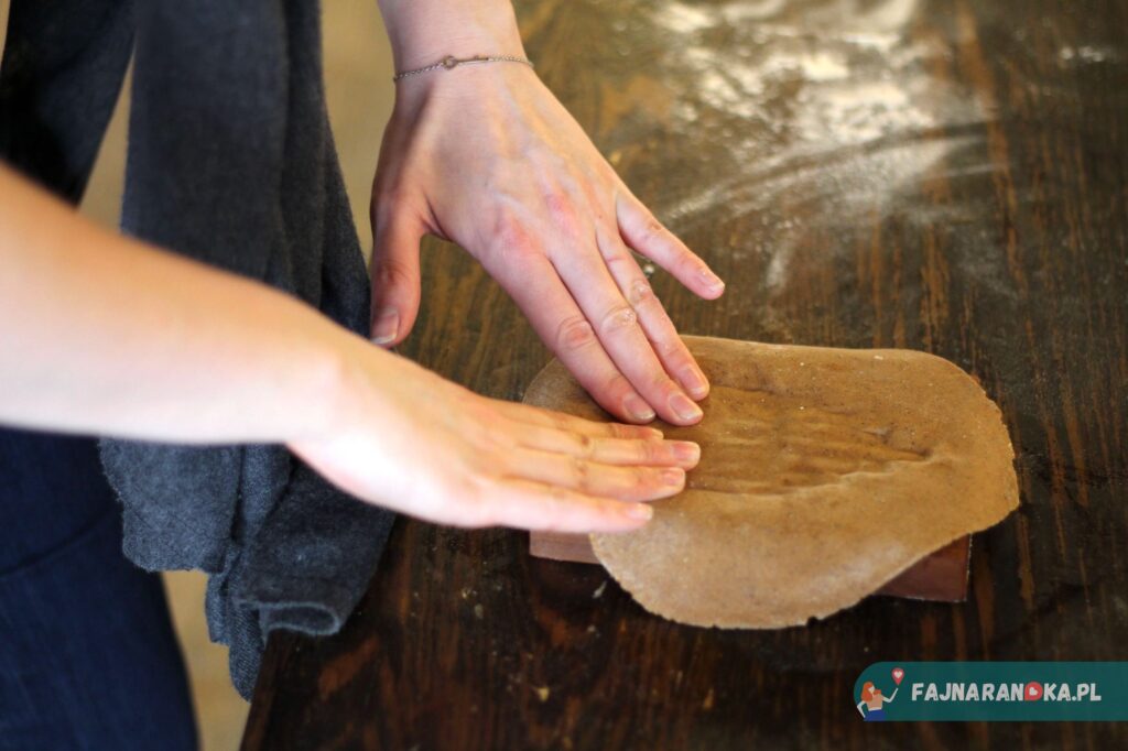 Odciskanie kształtu w cieście piernikowym w Żywym Muzeum Piernika w Toruniu.