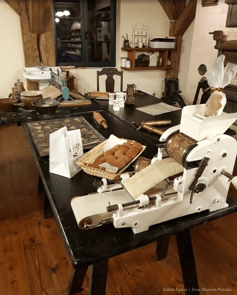 Pakowanie pierników w dawnej manufakturze w Żywym Muzeum Piernika w Toruniu.