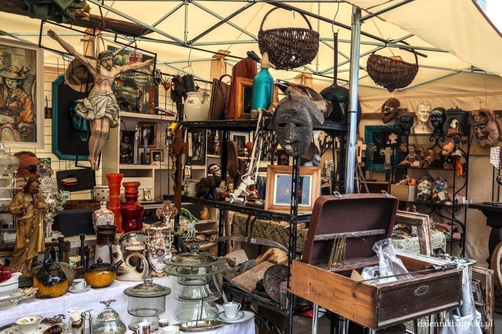 Pamiątki z dalekich podróży i dewocjonalia na targu staroci podczas Jarmarku Dominikańskiego w Gdańsku.