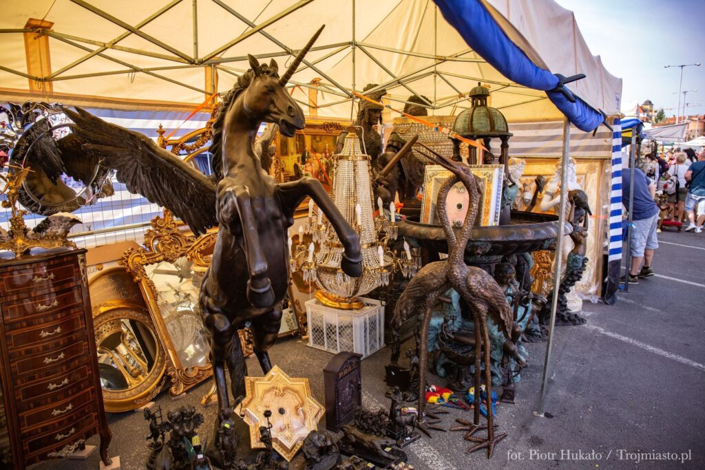 Podczas Jarmarku Dominikańskiego w Gdańsku na targu staroci upolujecie nietypowe ozdoby do domu.