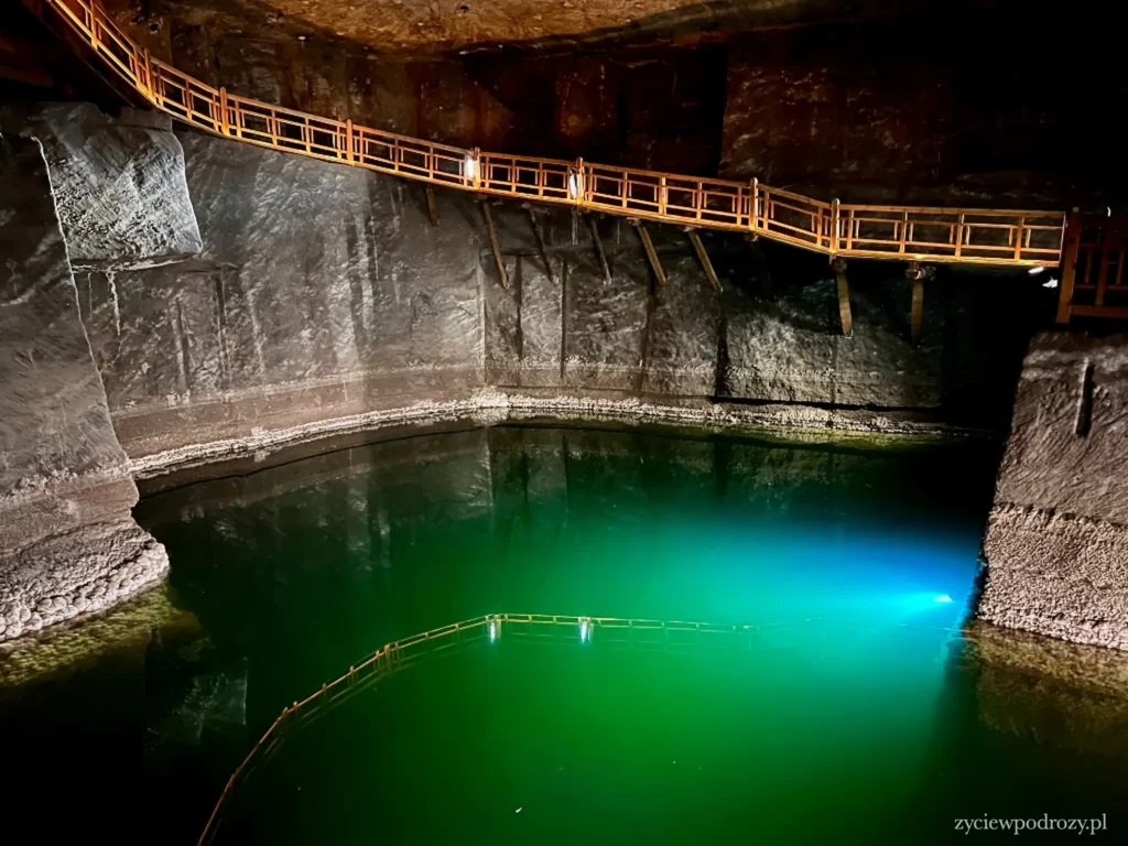 Podziemne jezioro wewnątrz Kopalni Wieliczka.