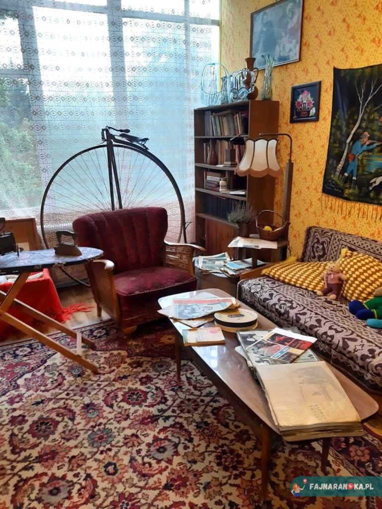 Pokój dzienny PRL w Muzeum Sentymentów w Kowarach.