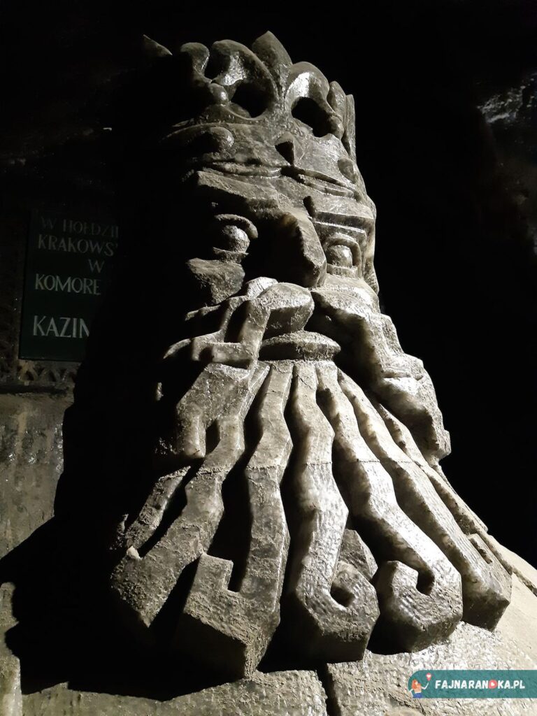 Popiersie Kazimierza Wielkiego wykonane z czarnej soli w Kopalni Wieliczka.
