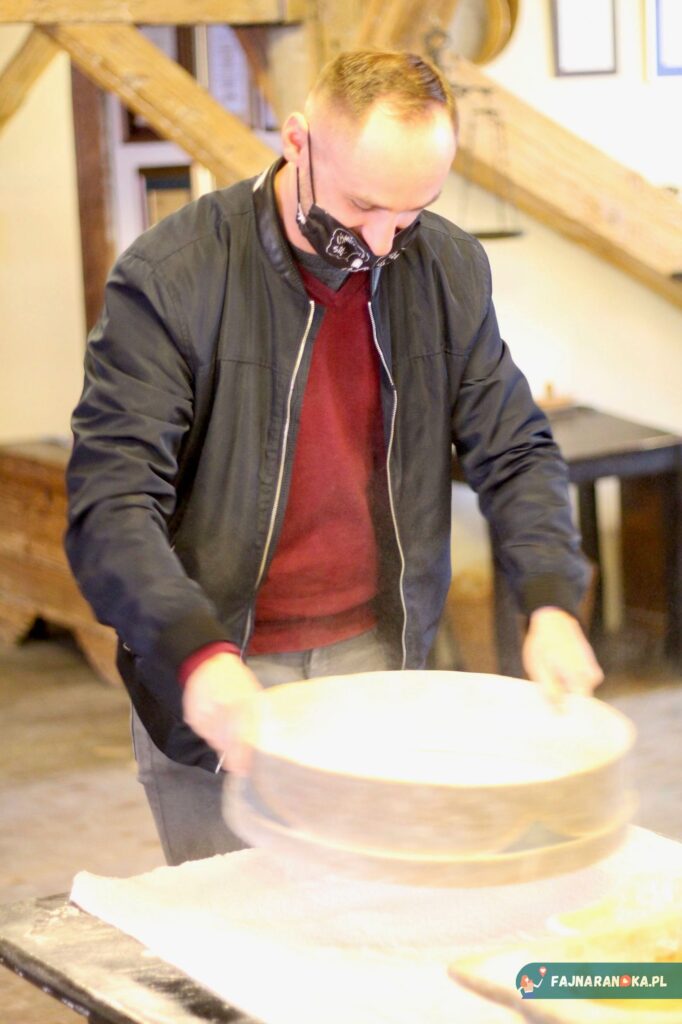 Przesiewanie mąki na randce w Żywym Muzeum Piernika w Toruniu.