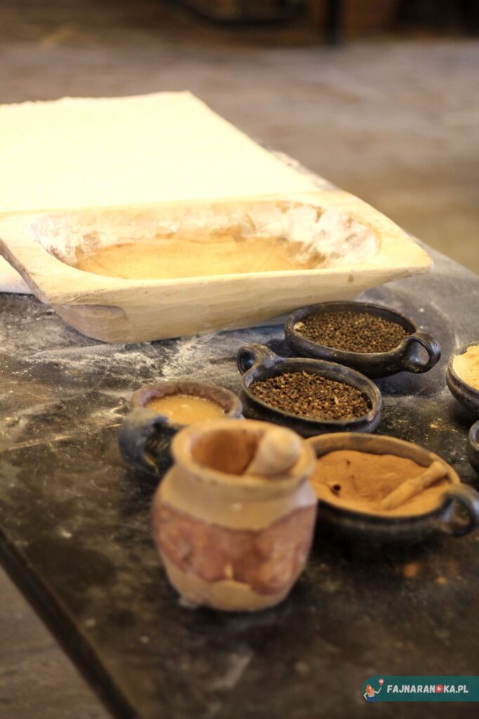 Przyprawy korzenne niezbędne do przygotowania ciasta piernikowego w Żywym Muzeum Piernika w Toruniu.