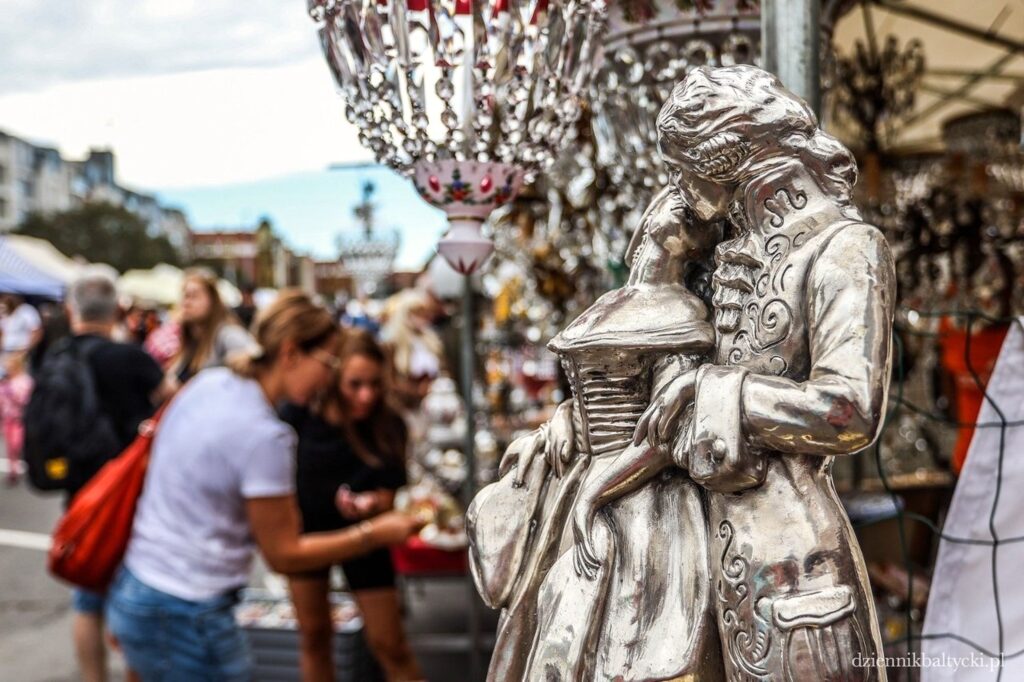 Romantyczna rzeźba na targ staroci podczas Jarmarku Dominikańskiego w Gdańsku.