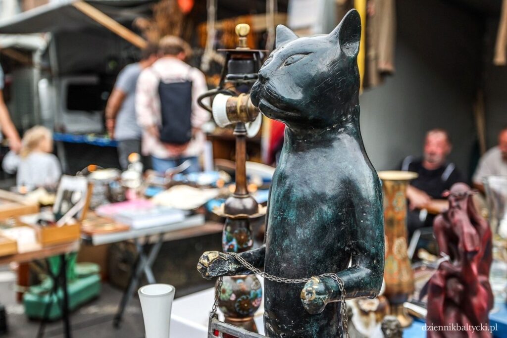 Rzeźba kota na targu staroci na gdańskim Jarmarku Dominikańskim.