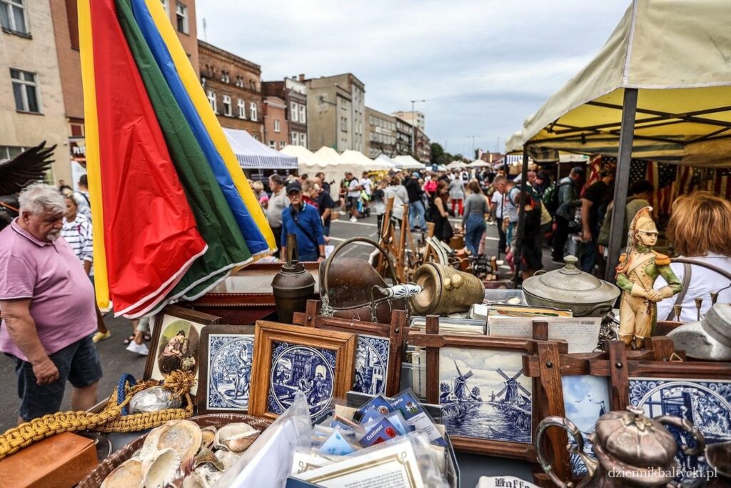 Rzut oka na targu staroci podczas Jarmarku Dominikańskiego w Gdańsku.