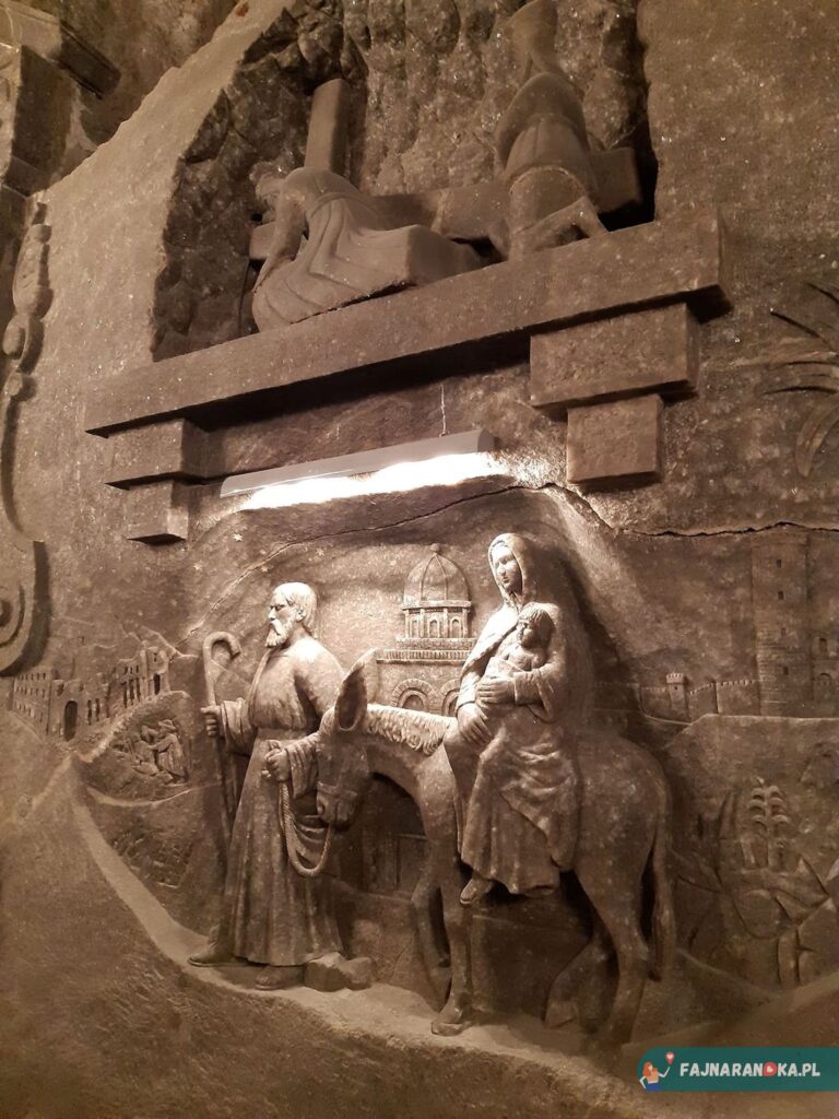 Solna płaskorzeźba przedstawiająca Świętą Rodzinę znajduje się w Kaplicy św. Kingi w Kopalni Wieliczka.