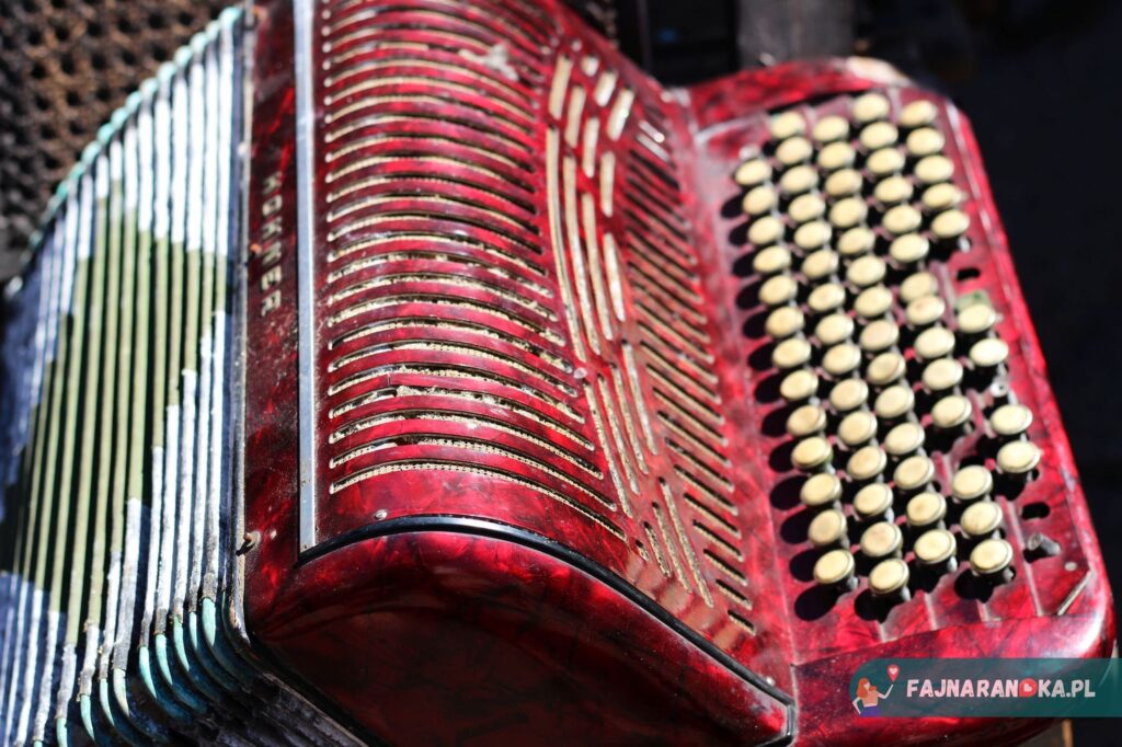 Stara harmonia zegarki kieszonkowe na Jarmarku Dominikańskim.