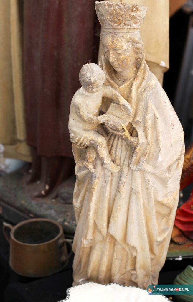 Stare drewniane święte figury na Jarmarku Dominikańskim.