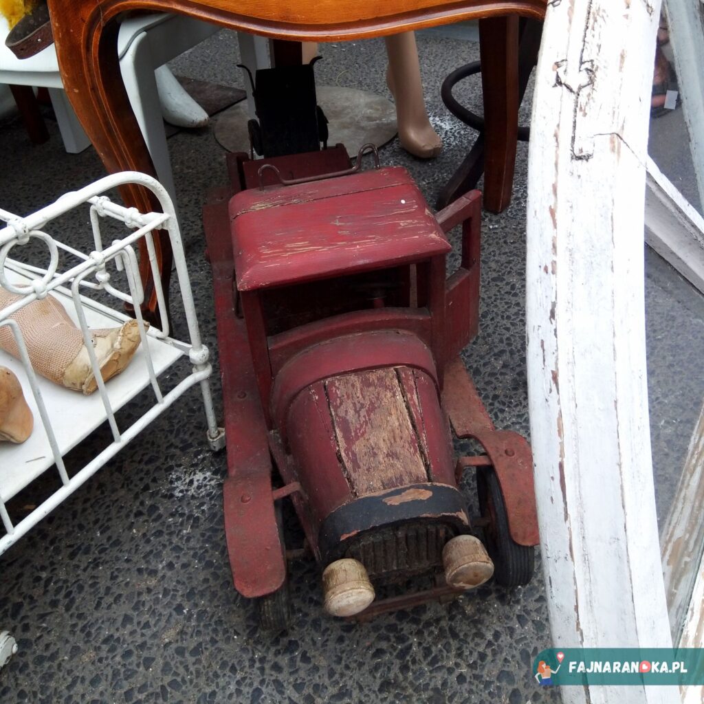 Stare drewniane zabawki na Jarmarku Dominikańskim.