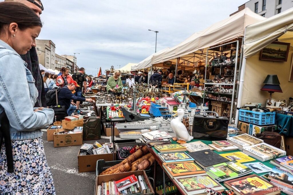 Stare książki i albumy na targu staroci podczas Jarmarku Dominikańskiego w Gdańsku.