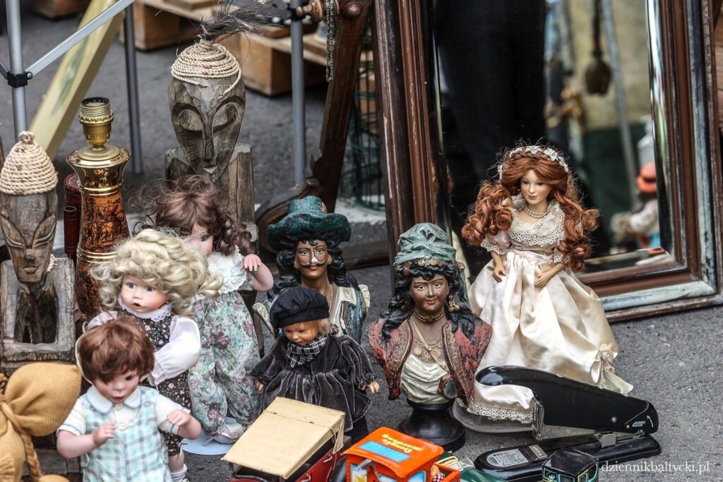 Stare lalki dla kolekcjonerów prezentowane na targu staroci Jarmarku Dominikańskiego w Gdańsku.