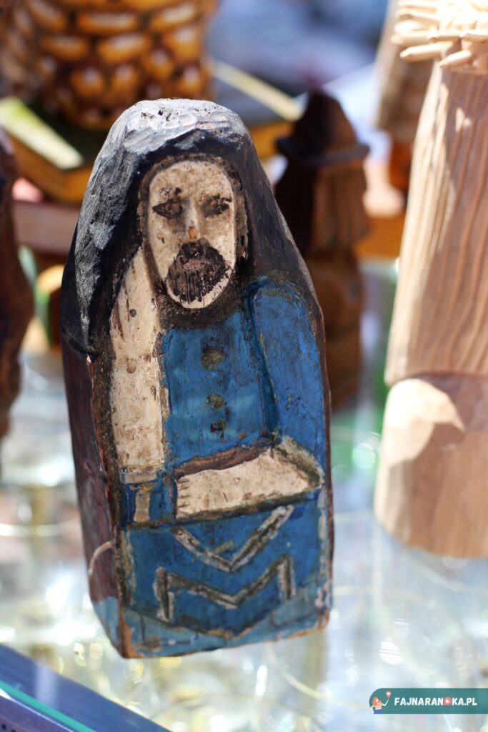 Stary drewniany Jezus na Jarmarku Dominikańskim.
