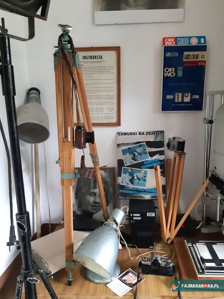 Statywy fotograficzne z czasów PRL w Muzeum Sentymentów w Kowarach.