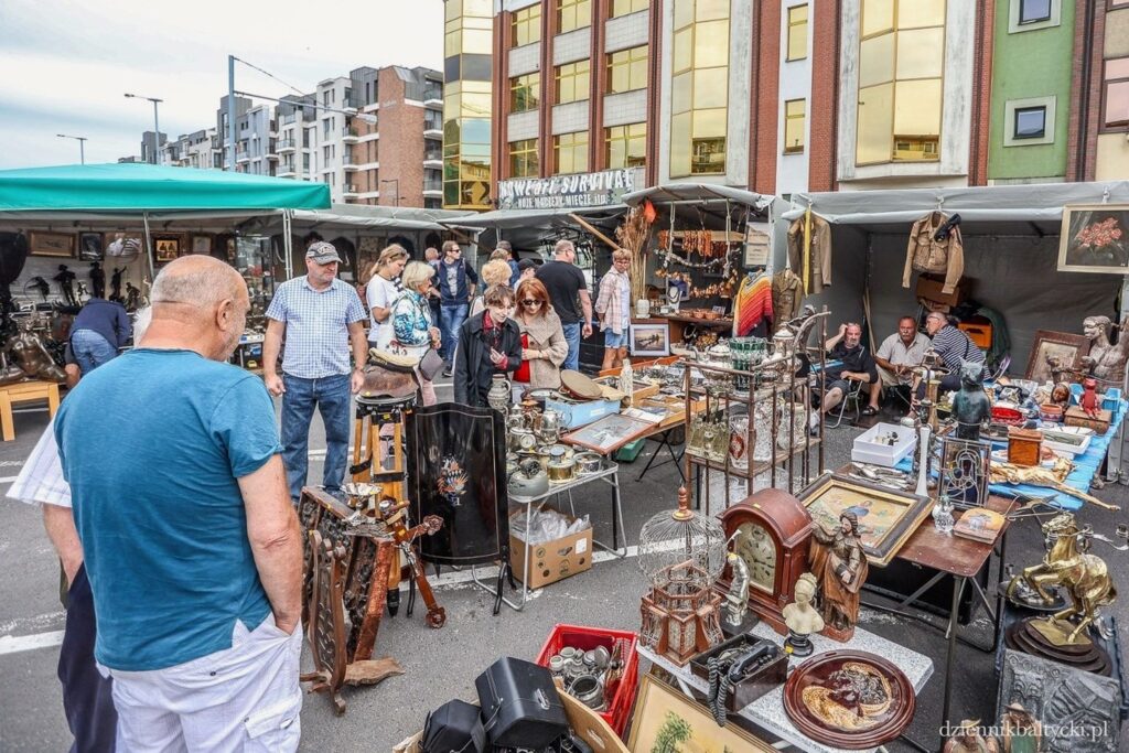 Targ Staroci w czasie Jarmarku Dominikańskiego przyciąga wystawców z całej Polski gdzie prezentują szeroki asertyment przedmiotów.