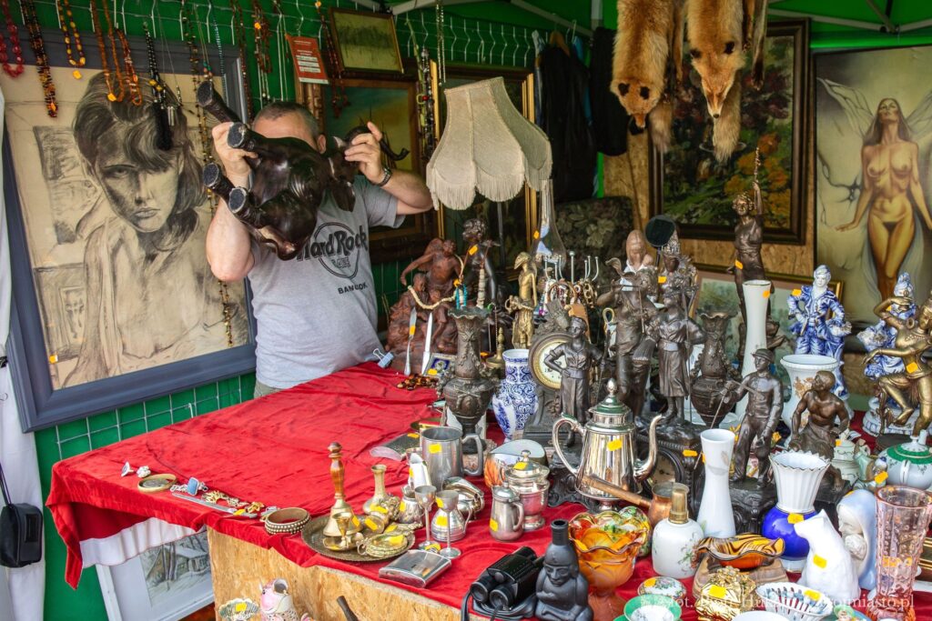 Targ staroci podczas Jarmarku Dominikańskiego w Gdańsku to zagłębie wszelkiego rodzaju zastawy stołowej, ceramiki i wyrobów ze szkła.