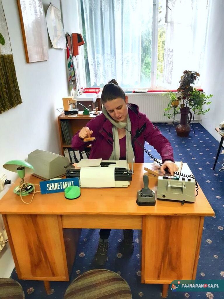 Typowy sekretariat z czasów PRL w Muzeum Sentymentów w Kowarach.