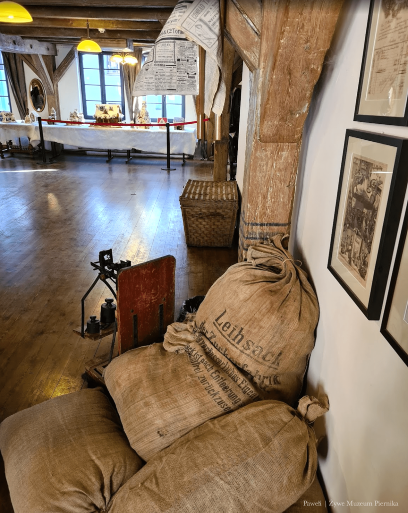 W Żywym Muzeum Piernika w Toruniu zadbano o każdy szczewgół dekoracji by każdy odwiedzający poczuł klimat starej manufaktury.