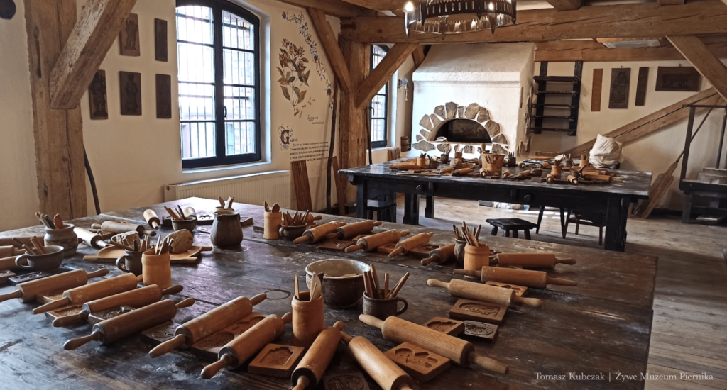 Tak przygotowana sala czeka na waszą randkę i warsztaty Żywego Muzeum Piernika w Toruniu.