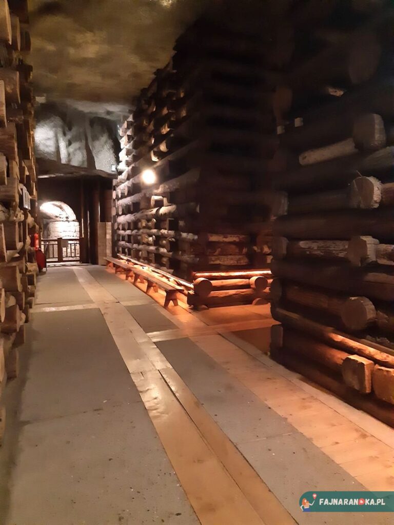 Wnętrze Kopalni Wieliczka: korytarze trasy turystycznej są dobrze przygotowana na spacer - tu czeka Was niezapomniana randką w okolicach Krakowa.