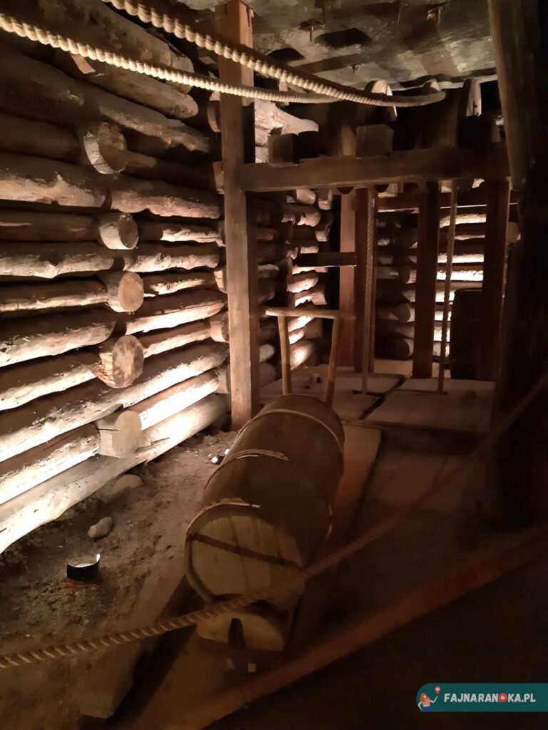 Wnętrze Kopalni Wieliczka wzdłuż trasy turystycznej znajdziemy ekspozycje przybliżające dawne czasy funkcjonowania kopalni.