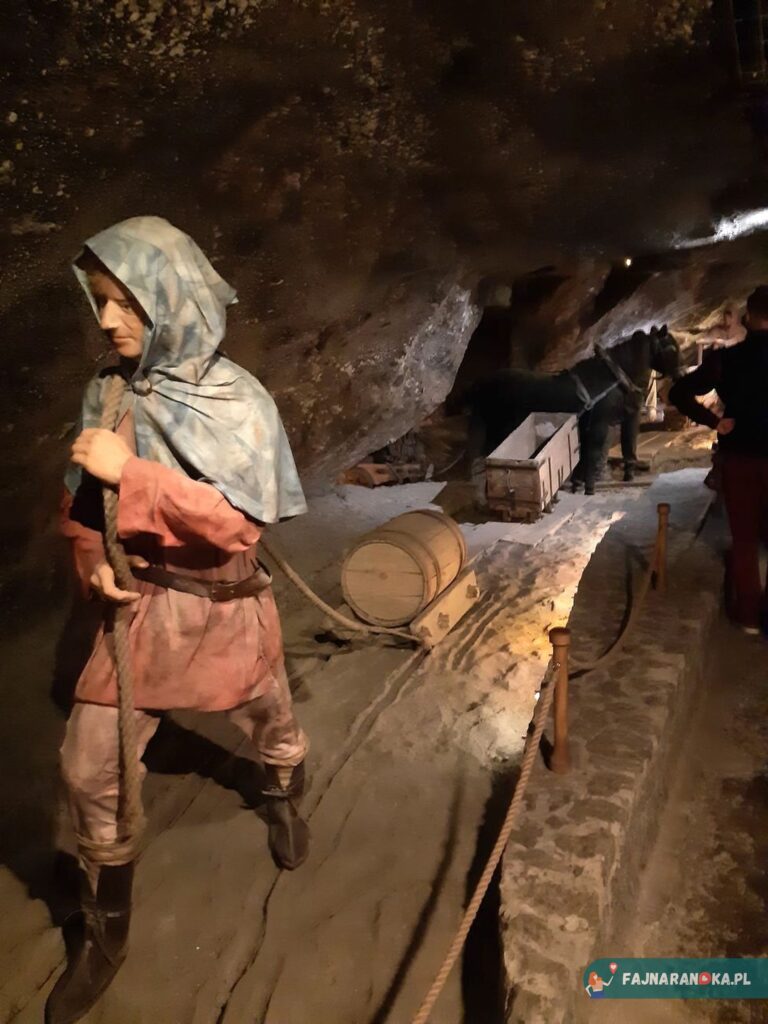 Wnętrze Kopalni Wieliczka - Komora Sielec- rekonstrukcja dawnego transportu górniczego - zobaczycie tu wózki transportowe, tzw. psy węgierskie czy specjalne sanice czyli szlafy.