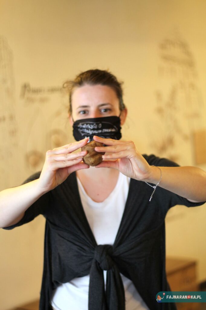 Nasza randka w Żywym Muzeum Piernika w Toruniu zaczęła się od odrobiny historii i zabawy przy zagniataniu ciasta piernikowego.