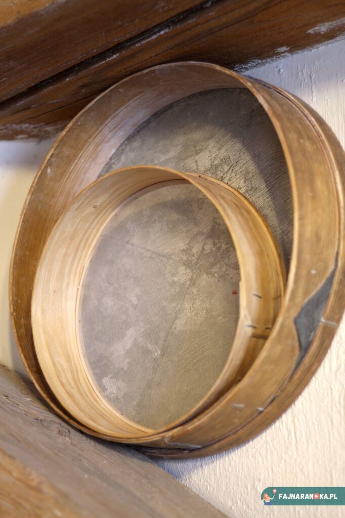 Żywe Muzeum Piernika w Toruniu to bardzo klimartczne miejsce ozdobione starymi przedmiotami - sita do mąki.