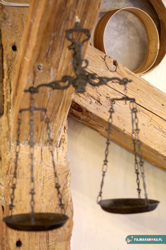 Żywe Muzeum Piernika w Toruniu to bardzo klimartczne miejsce ozdobione starymi przedmiotami - stara waga.