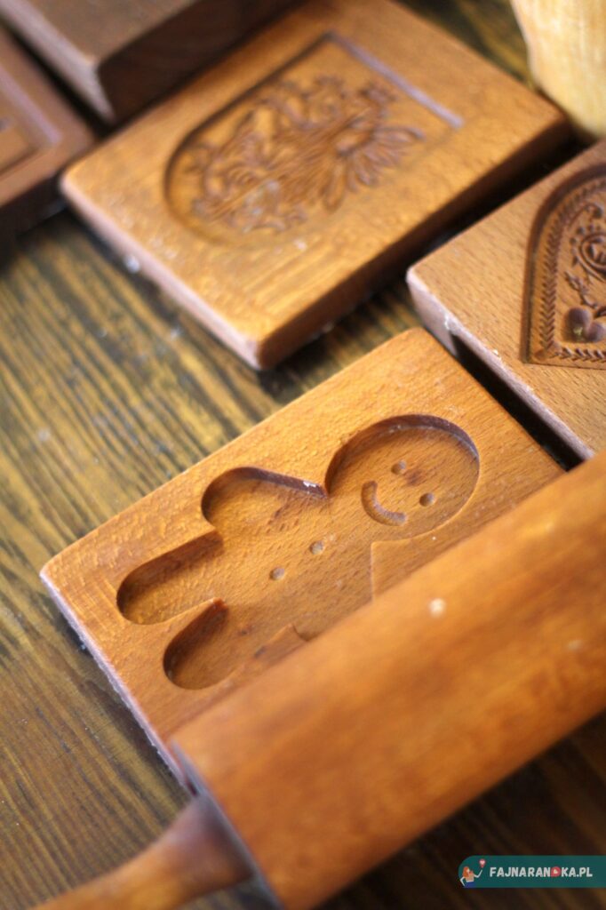 Drewniana forma w kształcie shrekowego ciastka w Żywym Muzeum Piernika w Toruniu.