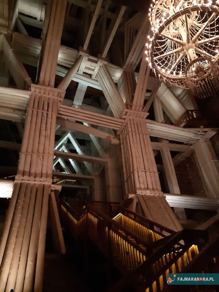 Majestatyczne konstrukcje ciesielskie - struktura drewniana sufity i ścian w Komorze Michałowice w Kopalni Wieliczka.