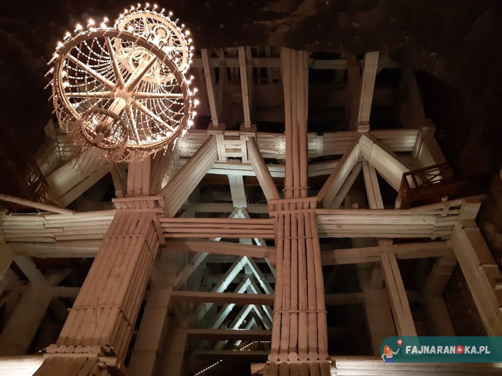 Majestatyczne konstrukcje ciesielskie - struktura drewniana sufity i ścian w Komorze Michałowice w Kopalni Wieliczka.